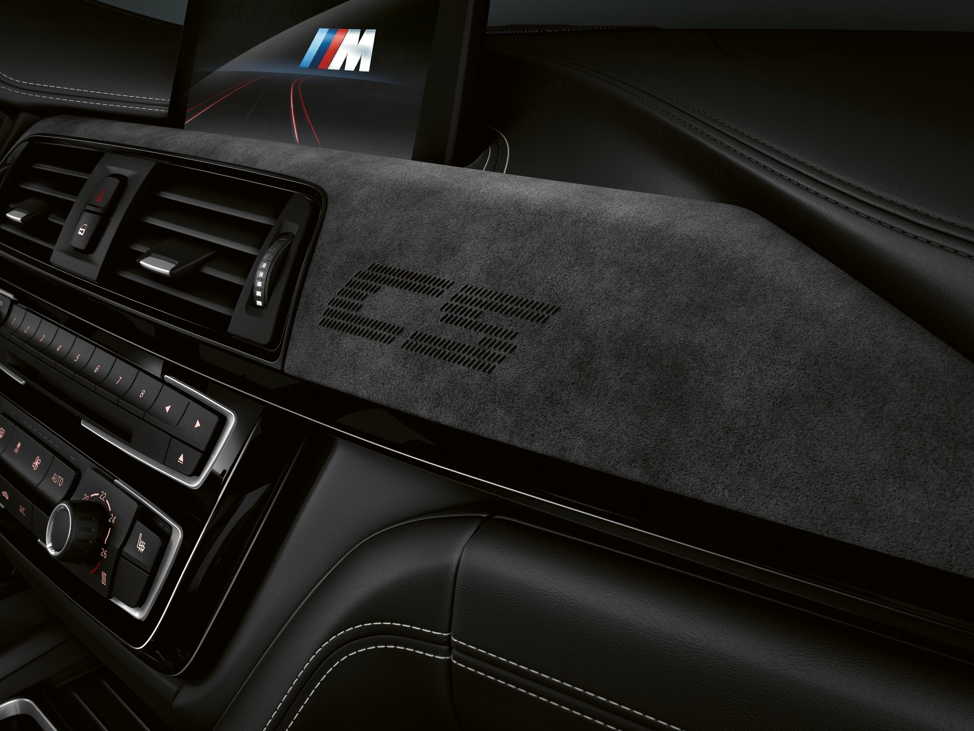Передняя панель BMW M3 CS с отделкой Alcantara