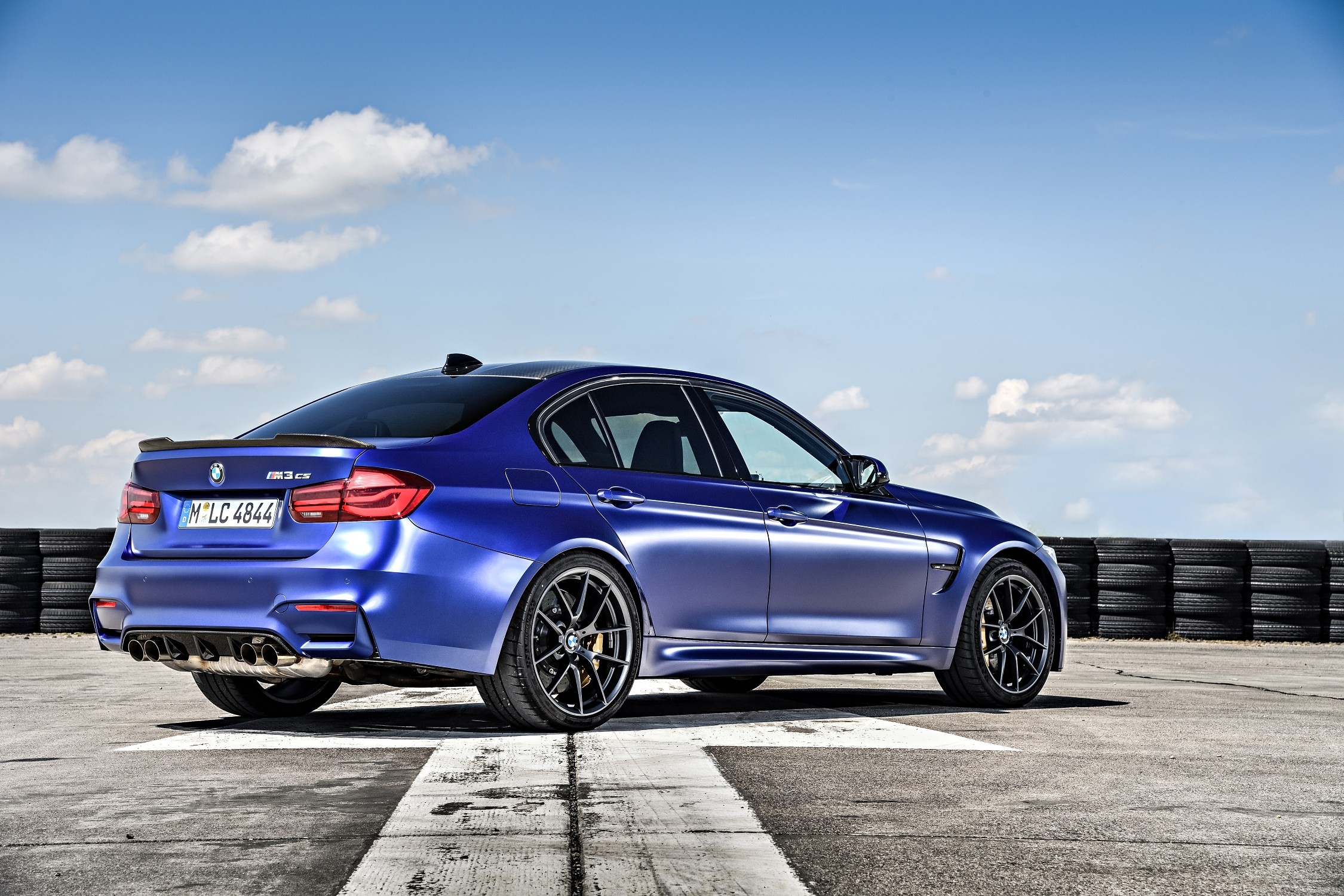 Синий BMW M3 CS F80, вид сзади