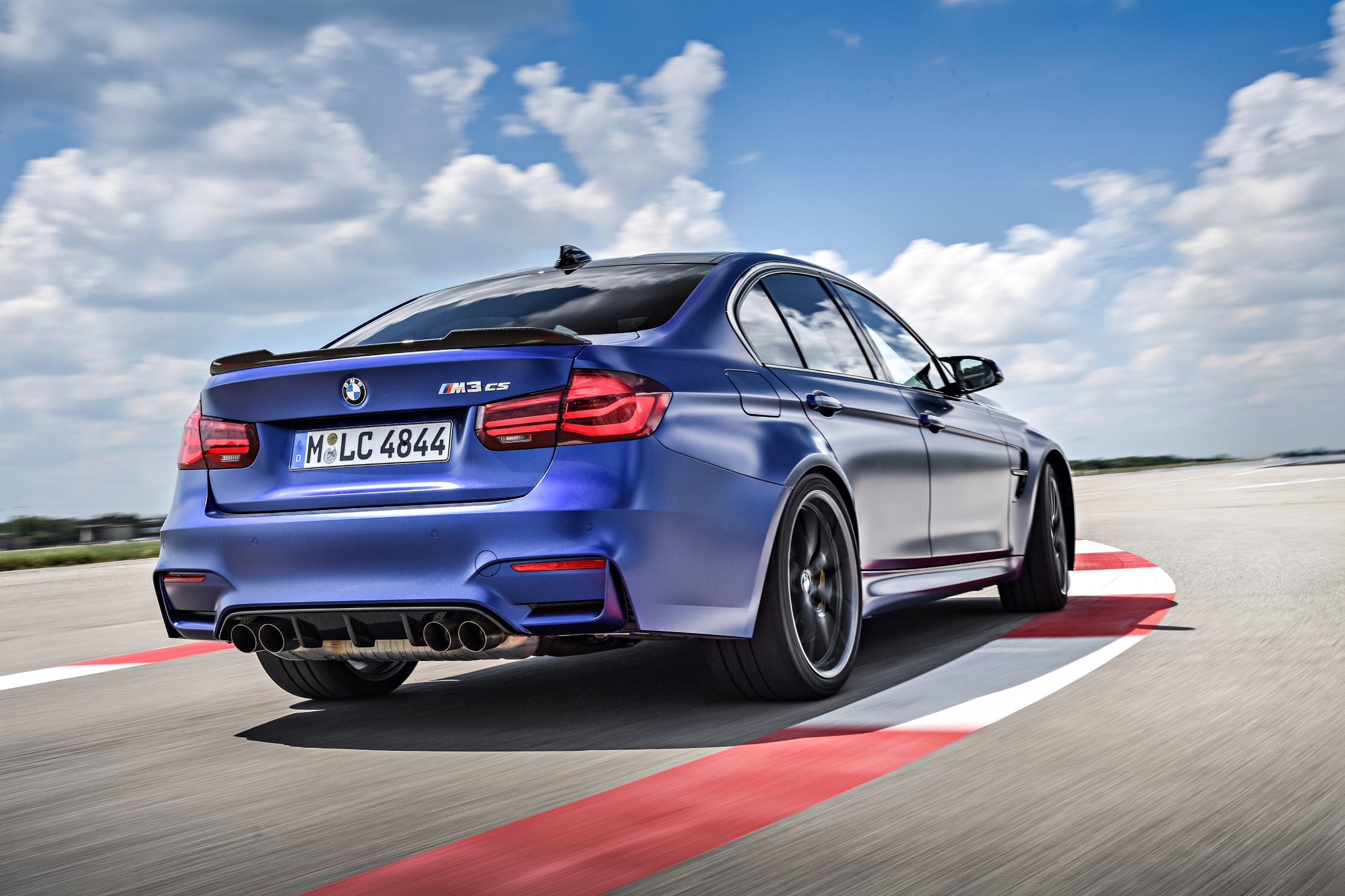 BMW M3 CS F80 на гоночной трассе, вид сзади