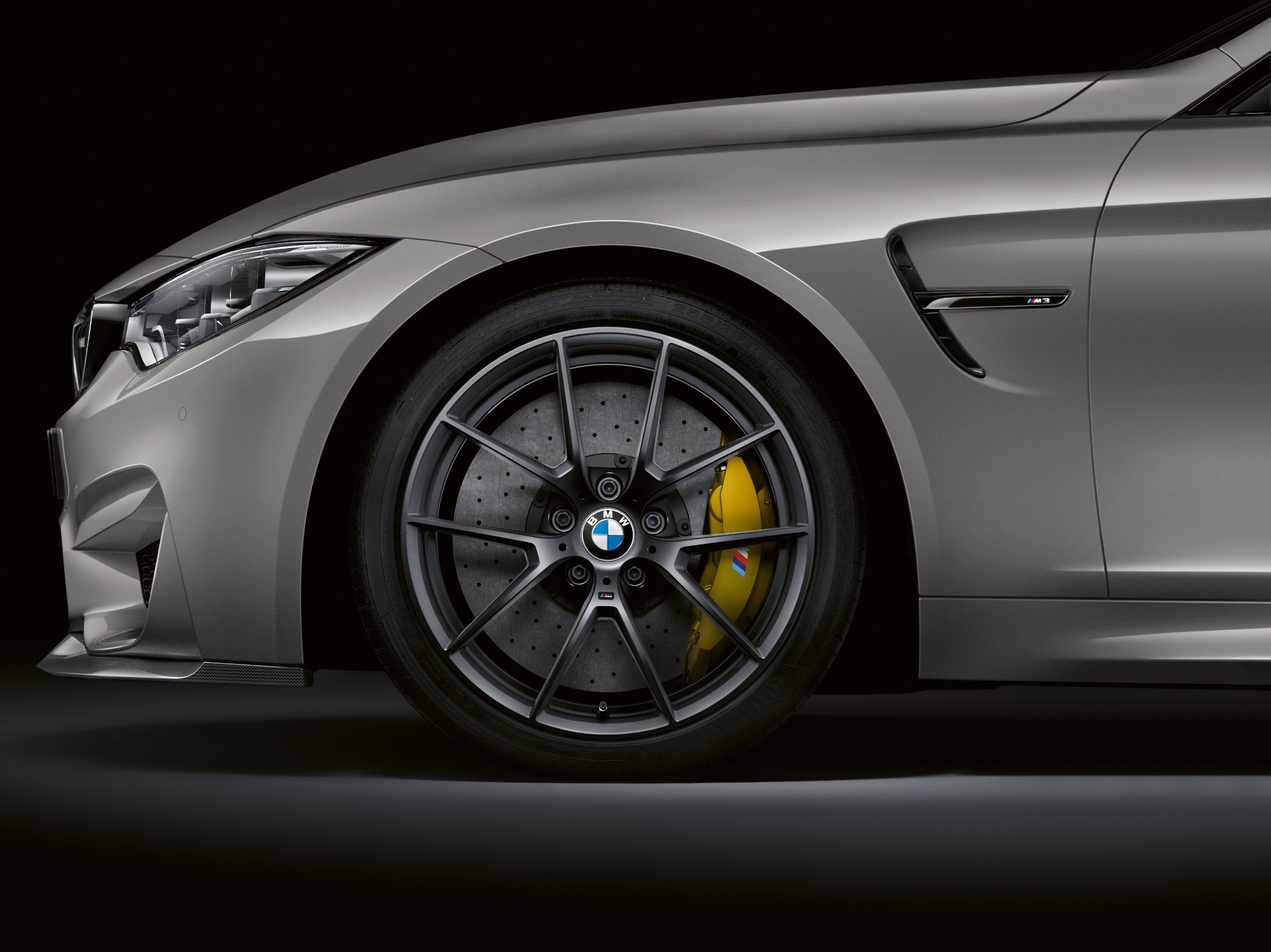 Колесо и карбон-керамический тормоз BMW M3 CS